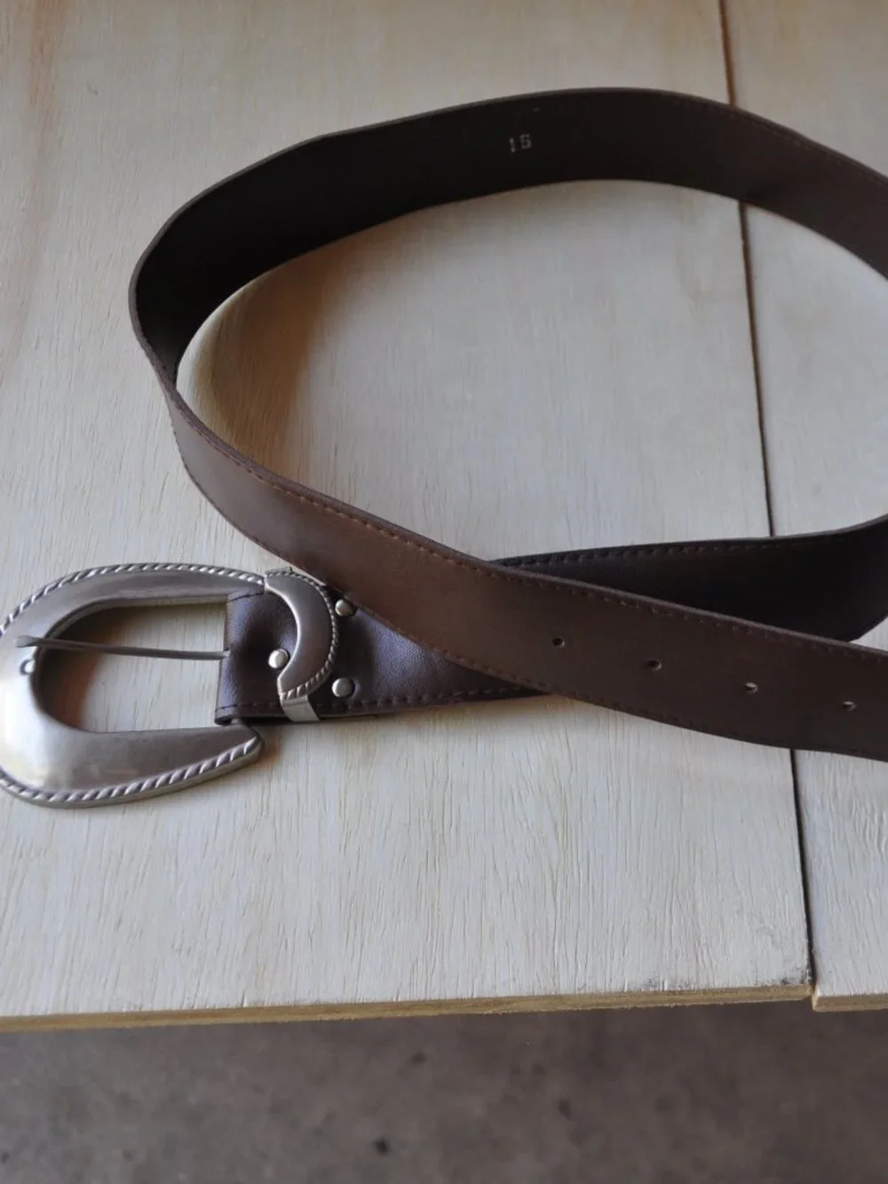 Women's Faux Leather Belt Brown Unisex Belt features distinctive silver-tone met